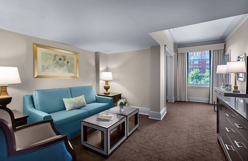 Central West End Hotel | Contemporary Hotel in Central West End District! 3 Spaces, Parking, Outdoor Pool