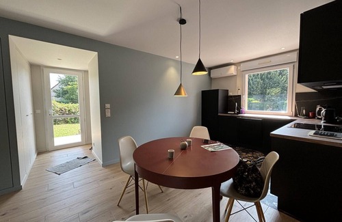 Ebreuil Cottage | Contemporary Lo dging in Ébreuil with Garden