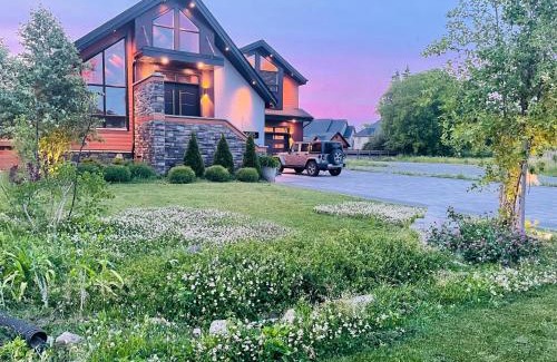 Chippawa House | Contemporary Queen Room Near Horseshoe Fall