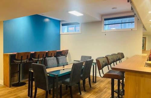 Chippawa House | Contemporary Queen Room Near Horseshoe Fall