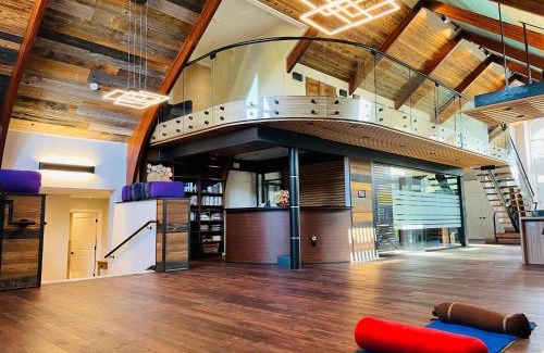 Chippawa House | Contemporary Queen Room Near Horseshoe Fall