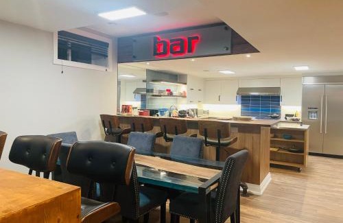 Chippawa House | Contemporary Queen Room Near Horseshoe Fall