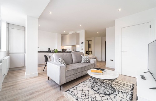 Barnt Green Apartment | Contemporary Studio near NEC & Airport, Free Parking