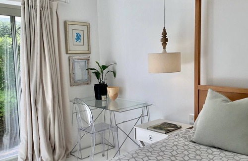 Kommetjie Cottage | Contemporary studio stones throw to the beach