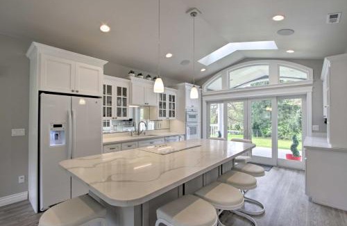 Parkland House | Contemporary Tacoma Cottage with Deck and Pond!