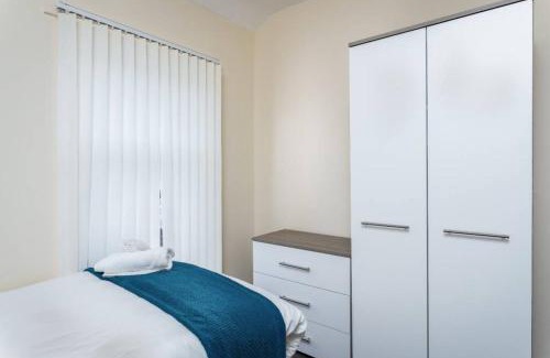 Cwmbrwla Apartment | Contractor Base - Sleeps 5 - Near M4