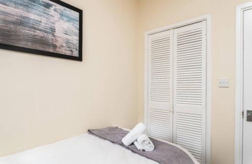 Cwmbrwla Apartment | Contractor Base - Sleeps 5 - Near M4