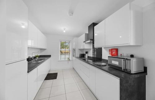 Killingbeck House | Contractor & Family Friendly 4-BR House - Leads