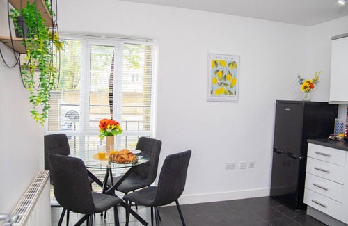 Peterborough House | 🏡 Contractor-Friendly 4-Bed House – Fast WiFi & Free Parking 🚧