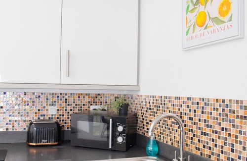 Peterborough House | 🏡 Contractor-Friendly 4-Bed House – Fast WiFi & Free Parking 🚧