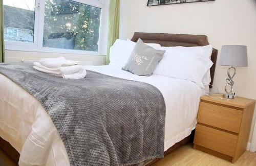 Aylesbury House | Contractor's Haven- 4-Bedroom House with Free Parking, Super Fast WiFi, Fran Properties in Aylesbury, Pets are Welcome!