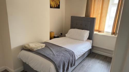 Aylesbury House | Contractor's Haven- 4-Bedroom House with Free Parking, Super Fast WiFi, Fran Properties in Aylesbury, Pets are Welcome!