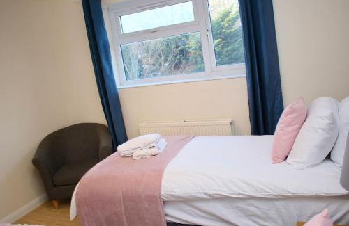 Aylesbury House | Contractor's Haven- 4-Bedroom House with Free Parking, Super Fast WiFi, Fran Properties in Aylesbury, Pets are Welcome!