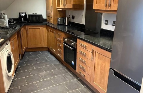 Southampton Apartment | Contractor's Suite - Free Private Parking & 2 bath