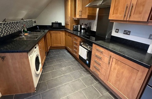 Southampton Apartment | Contractor's Suite - Free Private Parking & 2 bath