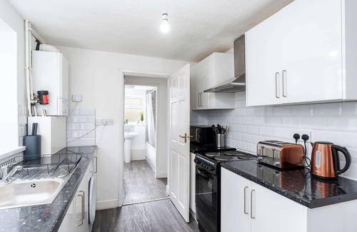 Grimsby House | Convenient 4 Bedroom Home in Central Grimsby