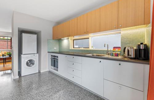 Port Melbourne House | Convenient Bayside Living at the Edge of the City