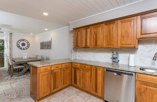 Fort Walton Beach Condo | Convenient End Condo | Heart of Fort Walton Beach | Pet Friendly | Fenced | Close to Beaches & Bases