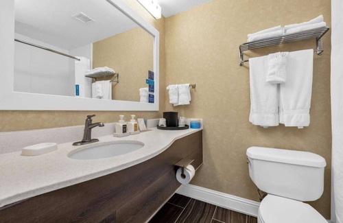 Vacaville Hotel | Convenient Location! Minutes to Nut Tree Family Park, Free Onsite Parking