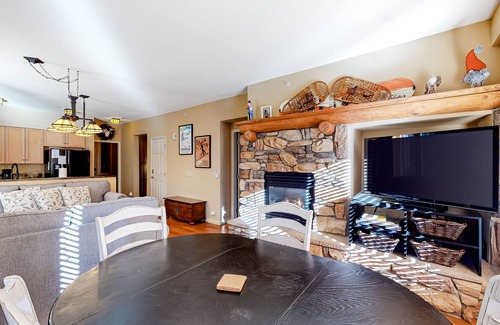 Mammoth Lakes Condo | Convenient mountain getaway with views & on-site golf - near skiing