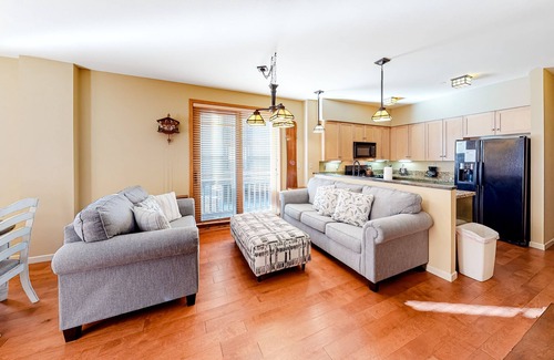 Mammoth Lakes Condo | Convenient mountain getaway with views & on-site golf - near skiing