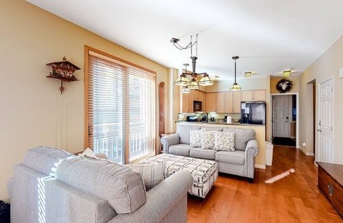 Mammoth Lakes Condo | Convenient mountain getaway with views & on-site golf - near skiing