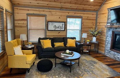 Broken Bow House | Convenient Romantic Hot Tub BBQ 3-night special!