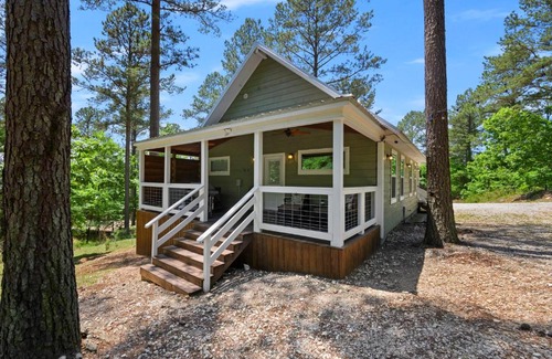 Broken Bow House | Convenient Romantic Hot Tub BBQ 3-night special!
