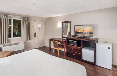 Renton Hotel | Convenient Stay w/Work Desk + Easy Access to Seattle and Major Highways