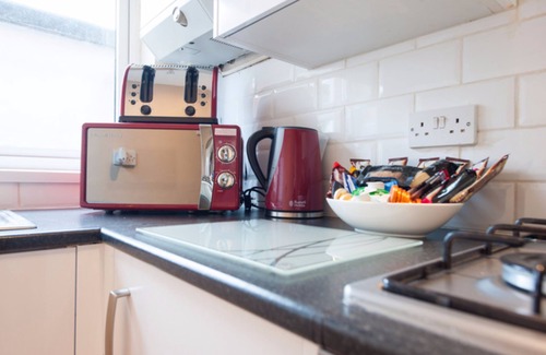 Hinckley House | Conveniently located House With off road parking