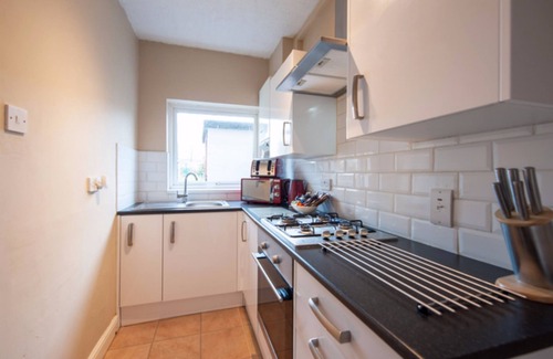 Hinckley House | Conveniently located House With off road parking