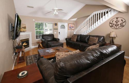 Pigeon Forge House | Conveniently located in Pigeon Forge, spacious & clean 3 bedroom!