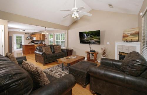 Pigeon Forge House | Conveniently located in Pigeon Forge, spacious & clean 3 bedroom!