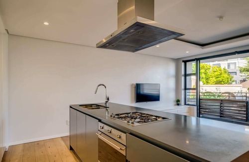 Three Anchor Bay Apartment | Conveniently Located Apartment in Green Point (C on S)