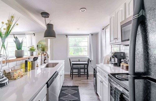 Victorian Village Apartment | Convention - Private Parking - Pets - Short North