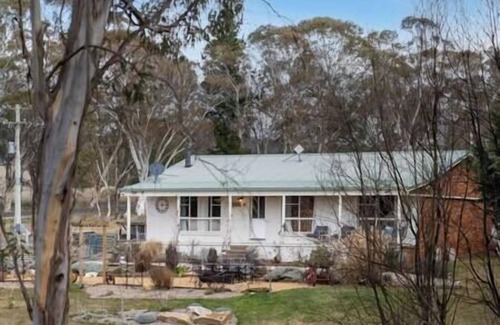 Oberon House | Cooinda, A 3 bedroom home near Mayfield Gardens