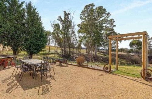 Oberon House | Cooinda, A 3 bedroom home near Mayfield Gardens