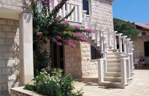 Povlja Apartment | Cool 2-bedroom apartment with AC in charming Povlja