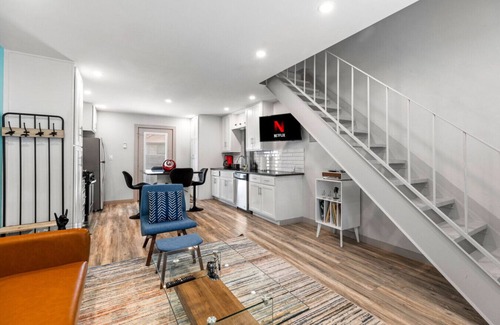 St. Edwards House | Cool Vibes SoCo Townhome!