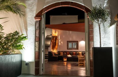 Megalochori Villa | Cooper's Cave house with heated Jacuzzi