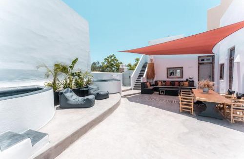 Megalochori Villa | Cooper's Cave house with heated Jacuzzi