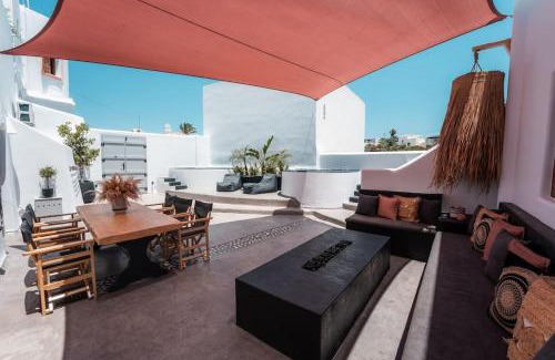 Megalochori Villa | Cooper's Cave house with heated Jacuzzi