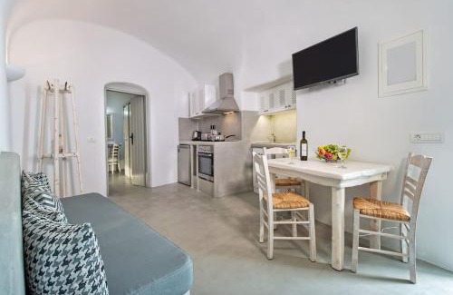 Megalochori Villa | Cooper's Cave house with heated Jacuzzi