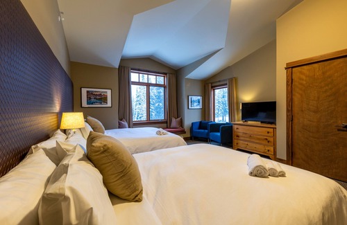 Golden Cabin | Copper Horse Lodge