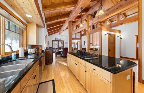 Alpine Meadows House | Copperleaf By Tahoe Getaways - Alpine Meadows 5 BR w Private Hot Tub + Ski Shuttle!