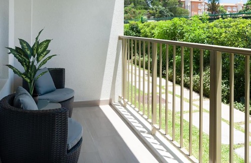 Little Battaleys Apartment | Coral beach 1BR Pool & Steps from Beach