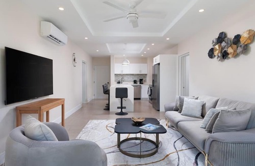 Little Battaleys Apartment | Coral beach 1BR Pool & Steps from Beach