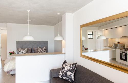 Hillhead Apartment | Coral Point Studio 107