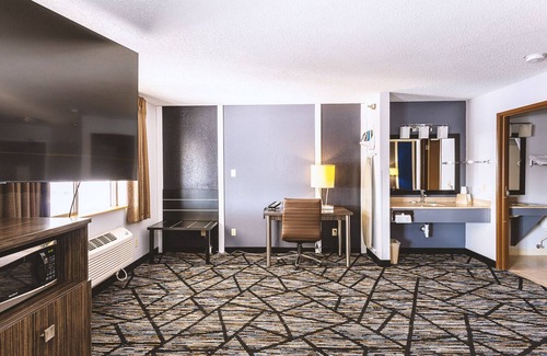 Blaine House | Coratel Inn & Suites Blaine - Standard 1 Queen Bed Non-Smoking