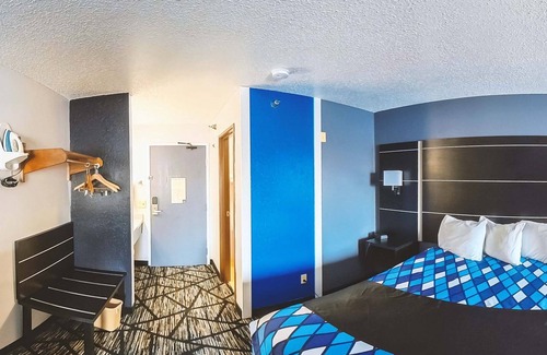 Blaine House | Coratel Inn & Suites Blaine - Standard 1 Queen Bed Non-Smoking